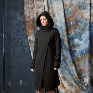 Wintermantel Damen, Schwarzer Wollmantel, Langer Mantel Damen, Minimalistischer Mantel Damen, Warmer Wollmantel, Schwarzer Designer Mantel, Kapuzenmantel Damen, GIZDA