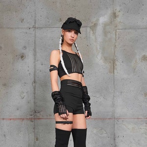 Festival Kleidung Frau Zweiteiler, Rave Frau Set, Rave Outfit, Cyberpunk Kleidung, Shorts mit hoher Taille, Schwarzes Crop Top, Netztop, Spitzentop