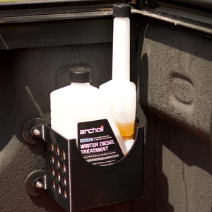 トラック荷台用磁気 Archoil 40 オンス ボトル ホルダー - Powerstroke、Cummins、Duramax、またはカスタム - 古いボトルと新しいボトルの両方に適合します。