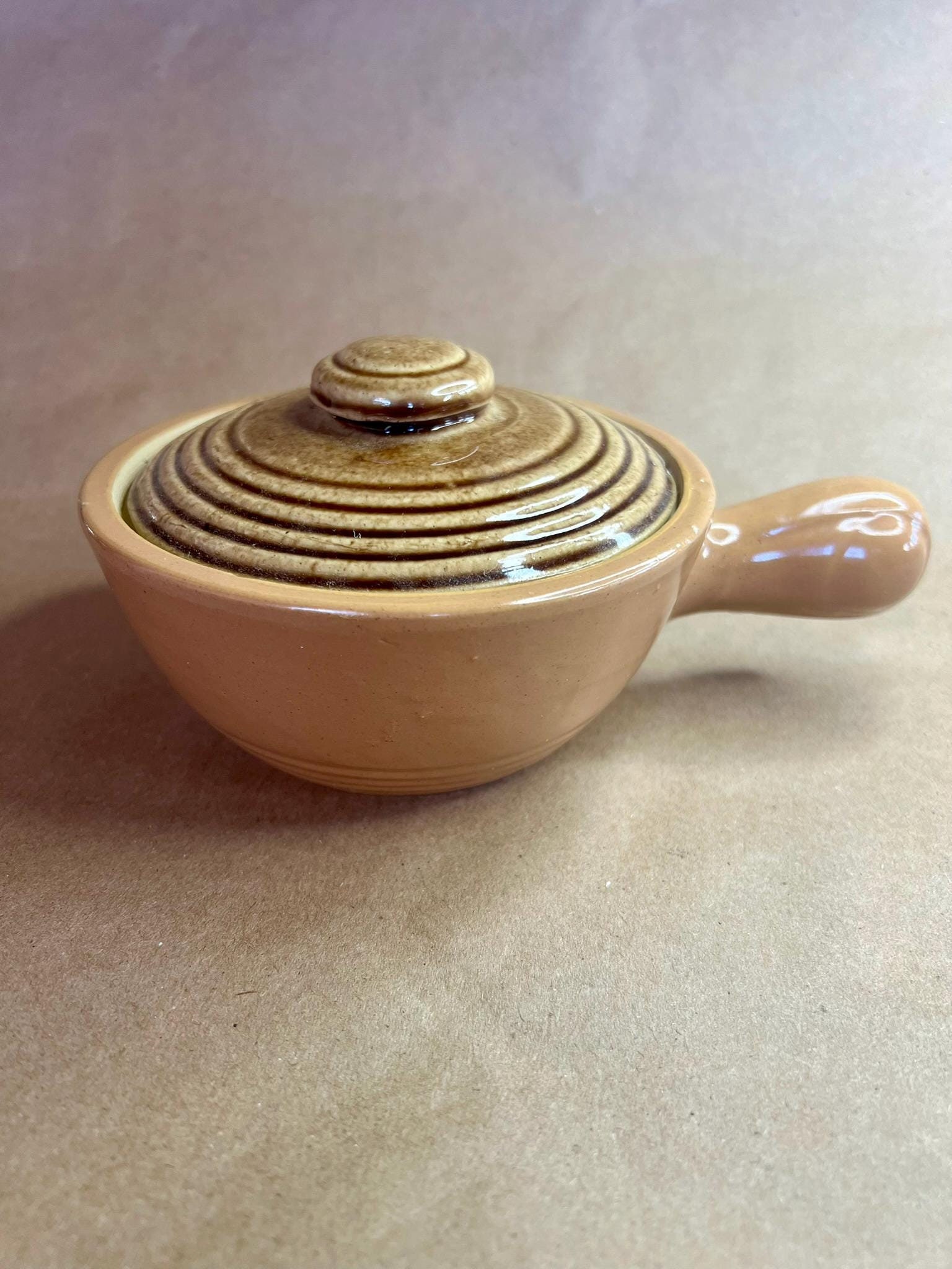 Cocotte En Grès Français Moderne - Avec Couvercle, Diamètre .7 (environ 18 Cm), Neuf