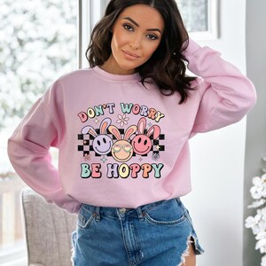 Retro Happy Easter Sweatshirt, Don&#39;t Worry Be Hoppy, Happy Easter Sweatshirt, Women Easter Outfit, Funny Easter Shirt, Easter Gift Crewneck