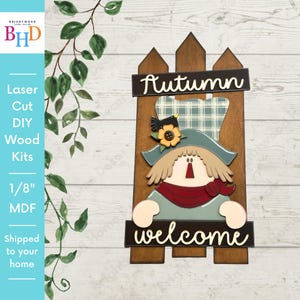 Può includere: Un kit in legno fai-da-te tagliato al laser con un design a spaventapasseri autunnale. Lo spaventapasseri ha un cappello verde, una sciarpa rossa e un cartello di benvenuto. Il cartello ha anche la parola "Autumn". Il kit è in MDF da 3 mm.