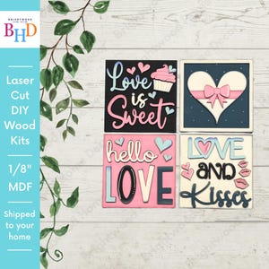 Może przedstawiać: Cztery zestawy do samodzielnego wykonania z drewna wycinane laserowo o tematyce romantycznej. Projekty zawierają frazy takie jak "Love is Sweet", "Hello Love" i "Love and Kisses", a także motywy serca i babeczki. Każdy zestaw to 1/8" MDF.