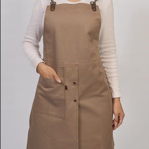 Khakifarbene Töpferschürze. Keramikschürze mit geteilten Beinen, Arbeitsschürze aus Canvas für Juweliere und Töpfer, Geschenk für Keramiker, Werkstattschürze mit Taschen.