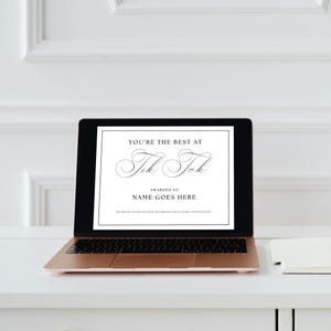 Op de afbeelding: Een laptopscherm met een afdrukbaar certificaat waarop staat "You're the best at Tik Tok, awarded to NAME GOES HERE".