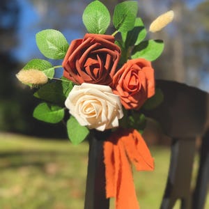 Rost Gebrannte Orange Hochzeit Stuhl Blumen Set, Boho Gang Stuhl Dekor, Kirchenbank Dekoration, Stuhl Swag, Gangmarkierer, Kirchenschleife, Kirchenbank Blume