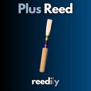 Può includere: Un'ancia per strumento musicale con punta in canna beige chiaro, un avvolgimento di filo multicolore e una base cilindrica in sughero. Il testo Plus Reed appare in alto e il testo reedily si trova nella parte inferiore dell'immagine.