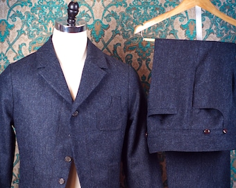 Puede incluir: Una chaqueta de traje azul oscuro y pantalones a juego. La chaqueta tiene un cierre de un solo botón con cuatro botones y un bolsillo de parche en el lado izquierdo. Los pantalones tienen una pierna recta y una bragueta con botones.