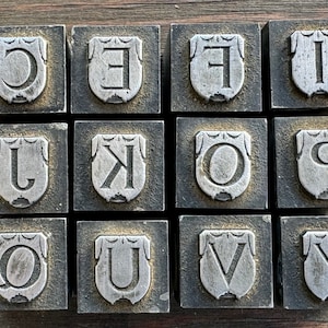 Escolha suas letras - BLOCOS DE IMPRESSÃO DE CARTAS DE TIPOGRAFIA ANTIGA - Apresentação de cortina de teatro simples Design Art Déco