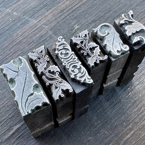 Eklektische Blattkollektion von 6 antiken Druckern alle aus Metall - Detailliertes dekoratives Blatt- und Stechpalmenzweigdesign
