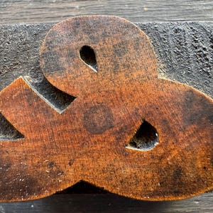 Antike Buchdrucker / Letterpress-Drucker aus Holz mit kaufmännischem Und-Zeichen