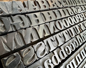 Numéros de l'alphabet du 19e siècle, majuscules et minuscules, de 0 à 9 caractères typographiques en bois, fabrication L H, 150 pièces du fabricant !