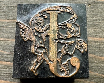 BLOC D'IMPRESSION en bois de cuivre antique - Lettre J - Lettre ornée de style livre de contes avec chérubin