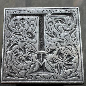 Bloc d'imprimantes antique tout en métal - lettre ornée de Style livre de contes - T