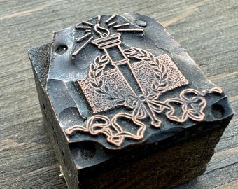 BLOC D'IMPRESSION en cuivre typographique antique - Torche légère, couronne, ruban et fond fleuri