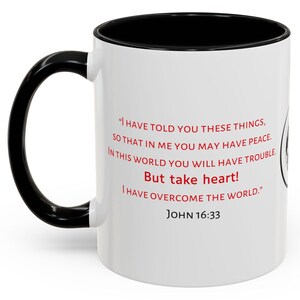 Taza, taza de café con versículo bíblico inspirador, versículo bíblico Juan 16:33, regalo de aliento, taza de té con cita bíblica, letras rojas