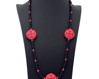 Collier vintage oriental en cinabre naturel avec médaillon floral