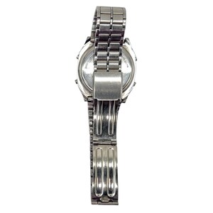 Puede incluir: Un reloj de pulsera plateado con una correa de metal. La esfera del reloj es visible y la correa est&aacute; parcialmente abierta. El reloj parece estar hecho de acero inoxidable. El reloj se muestra sobre un fondo blanco.
