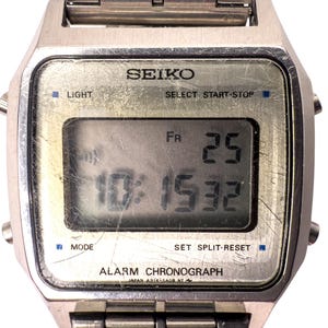 Puede incluir: Reloj digital Seiko vintage con caja plateada y pantalla rectangular. La esfera muestra la hora, la fecha y el d&iacute;a de la semana. Funciones: luz, modo, inicio/parada y split/reset. Un reloj digital cl&aacute;sico.
