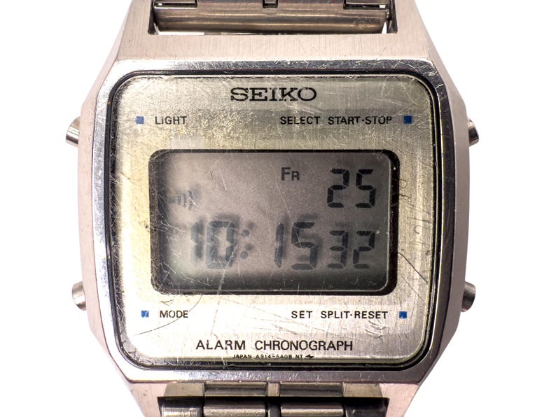 Puede incluir: Reloj digital Seiko vintage con caja plateada y pantalla rectangular. La esfera muestra la hora, la fecha y el d&iacute;a de la semana. Funciones: luz, modo, inicio/parada y split/reset. Un reloj digital cl&aacute;sico.