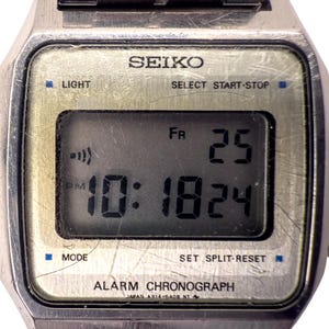 Puede incluir: Reloj digital Seiko vintage con caja plateada. La esfera muestra la hora 10:18 PM, la fecha 25 y el d&iacute;a FR. Funciones: luz, modo, alarma y cron&oacute;grafo.