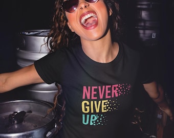 Camiseta unisex "Never Give Up" | Camiseta urbana en blanco y negro | Camiseta gráfica de algodón inspiradora | Regalo para él y para ella