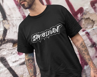 Camiseta unisex Stay Relevant – Estilo urbano urbano | Blanco y negro | Algodón de alta calidad | Zvenify | Súper cómodo para el uso diario.