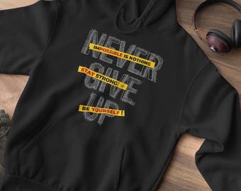 Sudadera con capucha unisex elegante Never Give Up: ropa urbana, sudadera con capucha de gran tamaño, en blanco y negro, tallas S-2XL – Zvenify