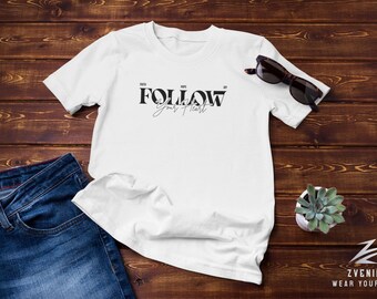 Camiseta unisex con diseño "Follow Your Heart" en blanco y negro. Tallas S-2XL. Elegante y cómoda.