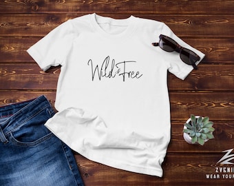 Camiseta unisex "Salvaje y Libre" | Camiseta con gráfico llamativo para espíritus libres | Camisa de algodón en blanco y negro | Regalo para él y para ella