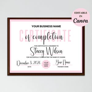 Peut inclure: Un certificat de réussite rose et blanc avec le texte "YOUR BUSINESS NAME" en haut et "Certificate of Completion" en grandes lettres roses. Le certificat est décerné à "Staccy Wilson" pour avoir réussi à terminer le nom du cours. La date est le 3 décembre 2026. Le texte "Your Name" est sous la date et "Trainer's Name" est en dessous. Le texte "YOUR LOGO HERE" est dans un cercle au milieu du certificat.
