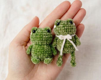 Patrón de ganchillo de mini rana en PDF, tutorial de rana amigurumi diminuta, llavero de rana de terciopelo DIY, peluche de rana de bolsillo, decoración de jardín verde musgo