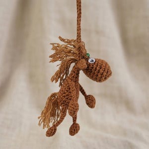 Pferd Häkelanleitung, Amigurumi Pferd Schlüsselanhänger Anleitung, Baumeln Bein Pony Taschenanhänger, Bauernhof Tier häkeln DIY, Wunderliche Pferdeverzierung