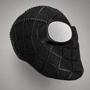 Op de afbeelding: Zwart Spider-Man-masker met een textuur, webachtig detail. Het masker heeft witte mesh ooglenzen in zwarte monturen. Het ontwerp is strak en modern, met gedetailleerde oppervlaktestructuur.