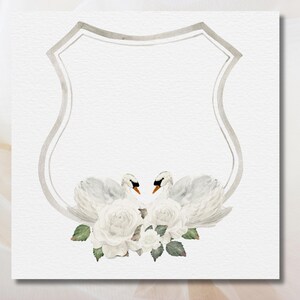 K&ouml;nnte beinhalten: Eine Aquarell-Illustration von zwei wei&szlig;en Schw&auml;nen, die sich gegen&uuml;berstehen und ihre H&auml;lse gebogen haben. Sie sind von wei&szlig;en Rosen und gr&uuml;nen Bl&auml;ttern umgeben. Die Schw&auml;ne und Blumen befinden sich in einem silbernen schildf&ouml;rmigen Rahmen.