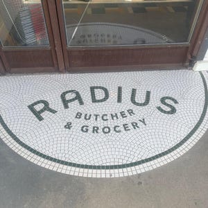 Benutzerdefiniertes Markenlogo-Mosaik: Edelstahl- & Porzellanfliesenbodenkunst