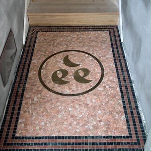 Handgefertigtes benutzerdefiniertes Fliesenboden - Logo-Mosaik für Schaufenster oder Eingangsbereich | Edelstahl & Marmor Design