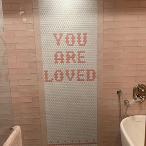 Badezimmer Mosaik Logofliesen - Benutzerdefinierte Fliesendesign | Mit Wand- oder Duschbodenakzent