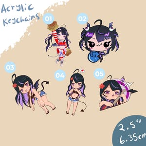 Könnte beinhalten: Acryl-Schlüsselanhänger mit Illustrationen von Anime-Charakteren. Die ca. 6,35 cm großen Schlüsselanhänger zeigen Charaktere mit schwarzen und lila Haaren in verschiedenen Posen, mit Accessoires wie Flügeln und Instrumenten.