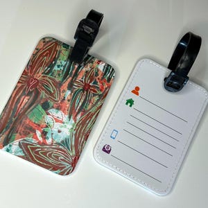 Bagagelabel met riem voor bevestiging aan de koffers en handbagage uit de Blossoming Collection, Teal, Sienna. Voorzien van artwork van DAHLO.