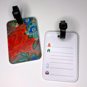 Bagagelabel met riem om aan de koffers en handbagage te bevestigen. (Visual Story: bloemen, roos, groenblauw, warmrood, blauw).