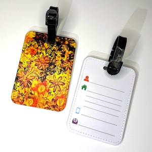 Bagagelabel met riem om aan de koffers en handbagage te bevestigen. Blossoming Collection Bloemen madeliefjesprint, geel, oranje, zwart.
