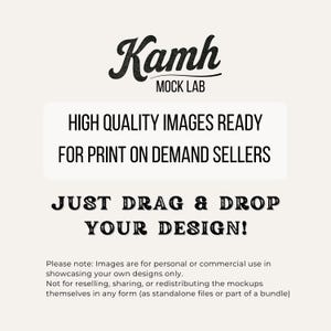 Peut inclure: Graphique avec le texte "Kamh MOCK LAB" dans un style vintage. Le texte "HIGH QUALITY IMAGES READY FOR PRINT ON DEMAND SELLERS" est affich&eacute; dans un rectangle blanc. En dessous, le texte se lit "JUST DRAG & DROP YOUR DESIGN!"