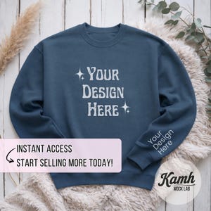 Peut inclure: Un sweat-shirt bleu marine avec le texte "YOUR DESIGN HERE" en blanc. La manche porte &eacute;galement le texte "Your Design Here". Un rectangle rose en bas indique "INSTANT ACCESS START SELLING MORE TODAY!"
