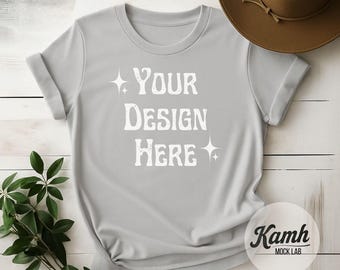 Maqueta de camiseta Gildan 64000 - Gris hielo - Maqueta de camiseta, Gildan 64000 Flay Lay, Maqueta estética, Maqueta de Canva Printify, Descarga digital