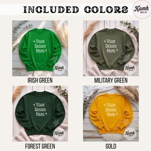 Peut inclure: Maquette de produit pr&eacute;sentant quatre sweatshirts de couleur vert irlandais, vert militaire, vert for&ecirc;t et or. Chaque sweat-shirt affiche le texte "+ Your Design Here" et "Your Design Here" sur la manche.