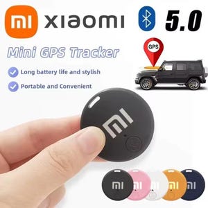 Könnte beinhalten: Ein schwarzer Xiaomi Mini GPS Tracker mit dem Xiaomi-Logo, gehalten in einer Hand. Das Bild zeigt auch einen schwarzen SUV mit einem GPS-Marker und den Text "Long battery life and stylish" und "Portable and Convenient". Zusätzliche Tracker in Pink, Weiß, Orange und Marineblau sind abgebildet.