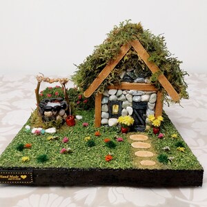 Miniatura de Casinha de Pedra Feita à Mão com Poço Artesanal e Jardim de Flores – Decoração de Casa de Campo - Diorama -Casa de fadas