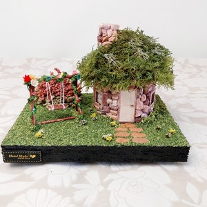 Miniatura de Casa de Pedra Artesanal com Baloiço e Jardim – Casa de Fada - Decoração Rústica Exclusiva