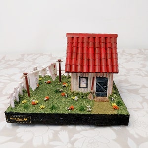 Casa rústica em miniatura com telhado vermelho, decoração de fazenda feita à mão, casa com estendal de jardim de fadas, diorama colecionável